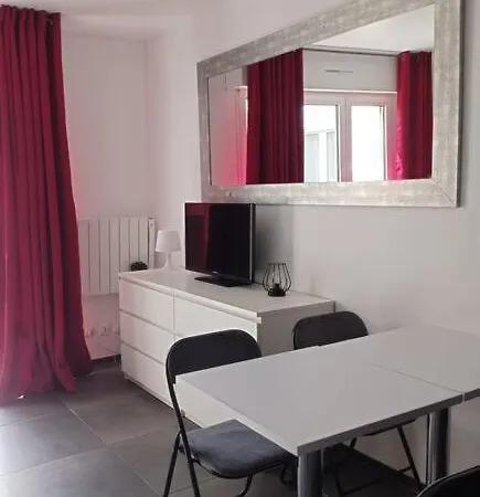 Au Calme Rive Droite 아파트 *