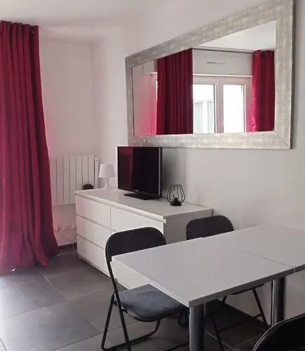 Au Calme Rive Droite Apartamento *